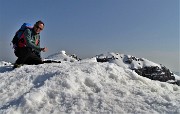 63 Sul cocuzzolo ammantato di neve con vista verso Torre di Valnegra e Pizzo Daina